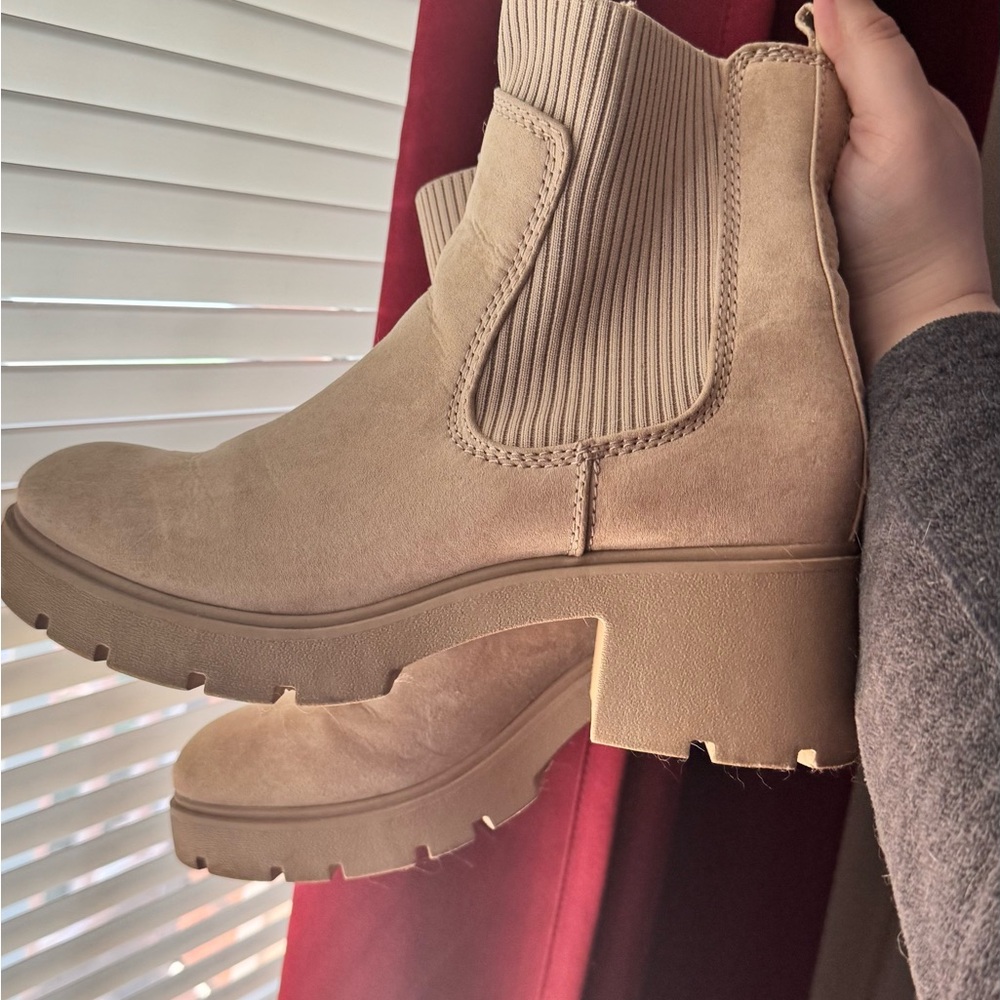 Women's Tan Chelsea Boots